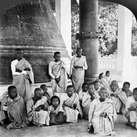 NUBA: Budistički monasi. Na grupi budističkih monaha ispred Velikog zvona Minzona u hramu, Mingoon,