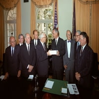 Komisija Warren predstavlja svoj izveštaj o atentatu na predsednika Kennedyja. L-R John McCloy History