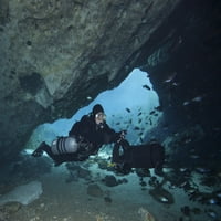 Tehnički pećinski ronilac koristeći vozilo za ronjenje za zaronjevanje u plave opruge State Park pećinski