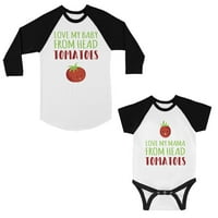 Ljubav od glave paradajz mama i bebe koji odgovaraju bejzbol košulje