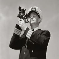 Pogled sa niskim kutom na brodov kapitena koji gleda preko sekstentnog plakata ispisa