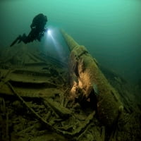 Diver Istraživanje olupine SS laurenticke okeana potonuo je za vrijeme WW postera Print Steve Jones